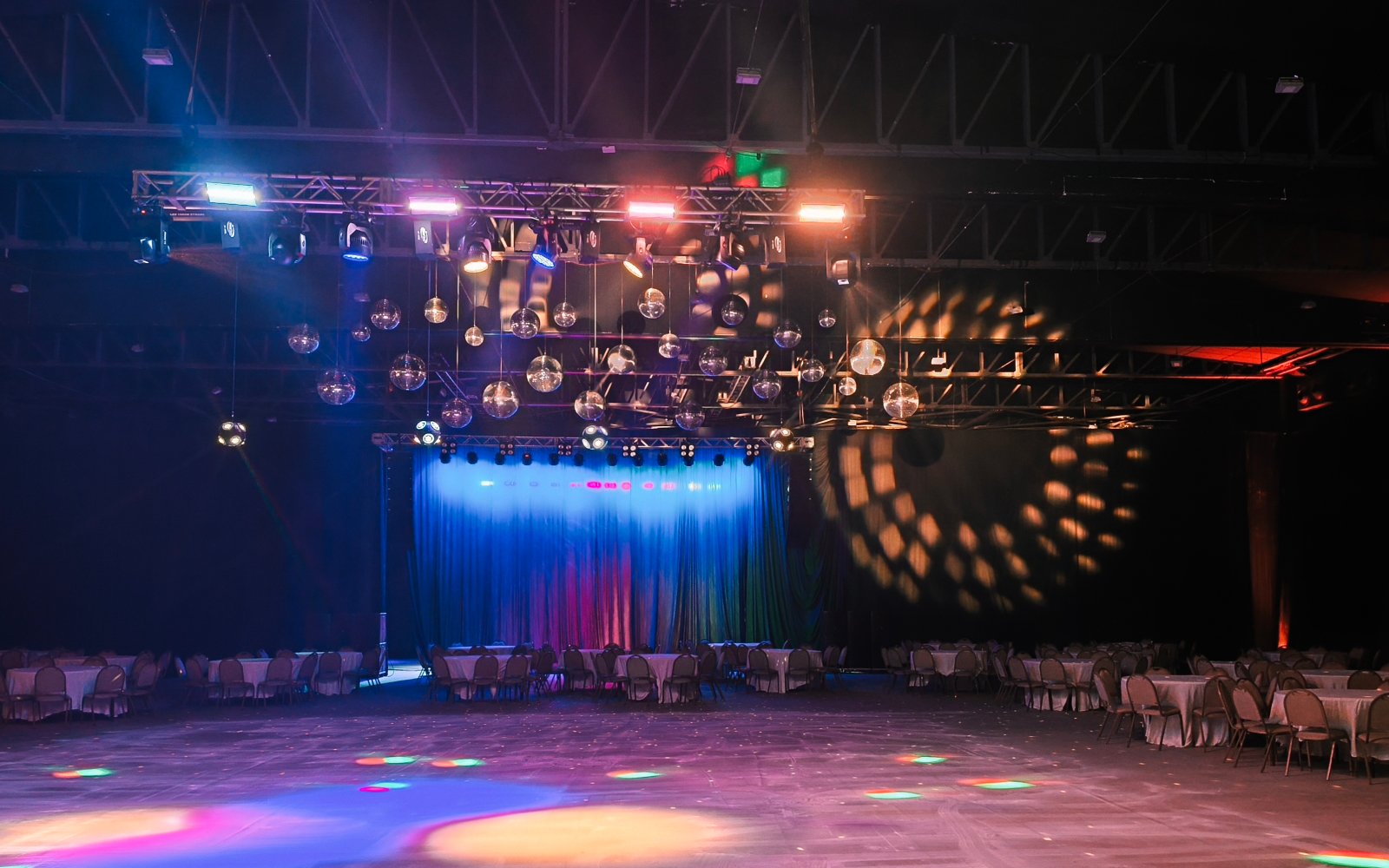 Plateia lotada durante evento corporativo