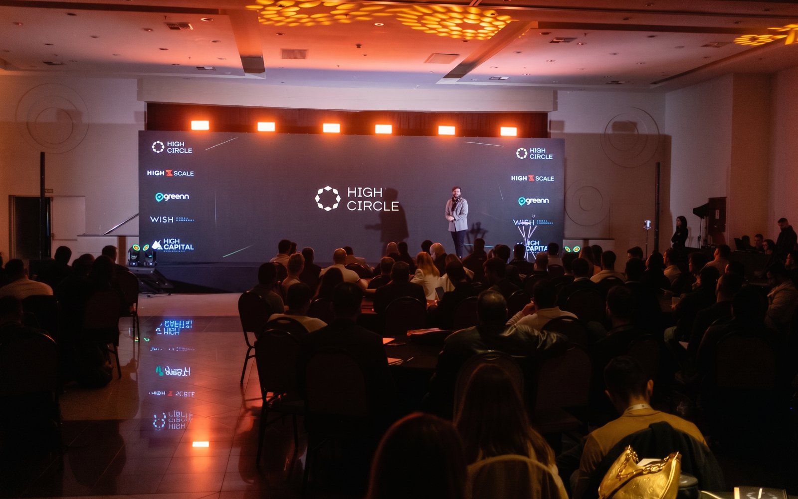 Treliça e iluminação montadas para evento