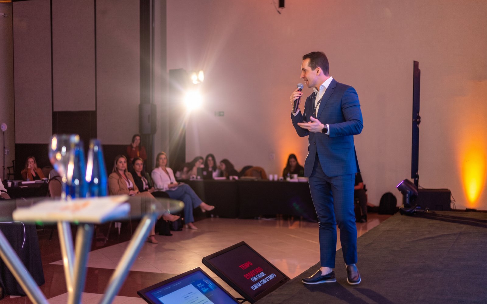 Equipe reunida ao final de um evento